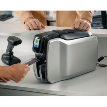 Imprimante à Carte ZEBRA ZC300 ZC32-000CQ00EM00 vue zoom disponible chez Althus Office